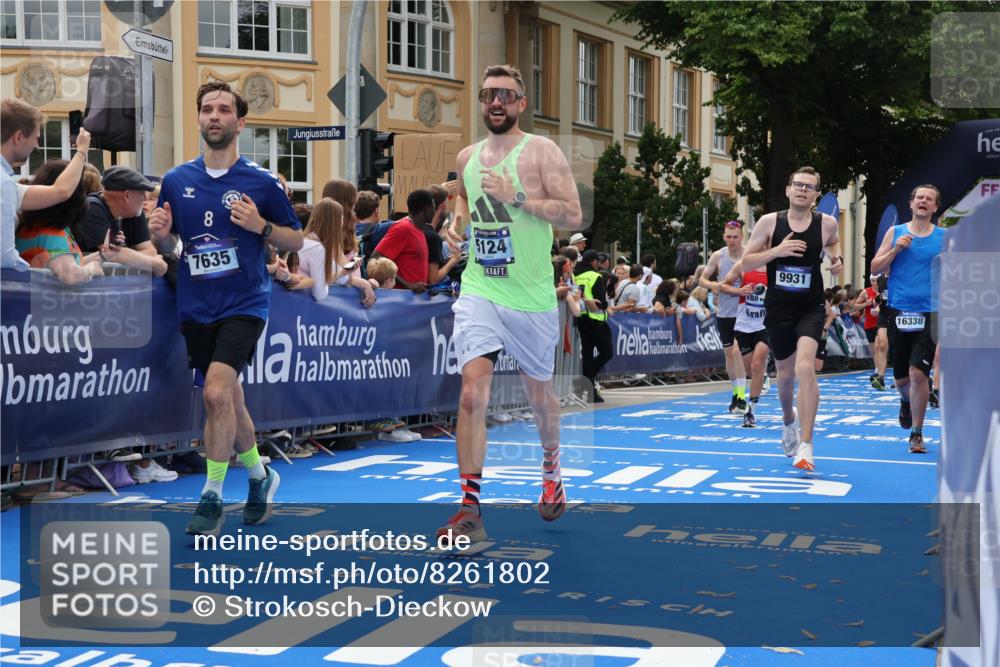 29.06.2025 - hella hamburg halbmarathon Strokosch-Dieckow http://msf.ph/oto/8261802 29.06.2025 10:43:30 Ziel 2653, 3116, 3928, 4080, 5124, 5436, 5506, 7635, 8664, 9931, 10237, 10246, 11648, 12623, 13996, 14484, 14690, 16338, 17391, 17912, 18513, 18775, 18810, 18942, 19009, 19051, 19229 meine-sportfotos.de