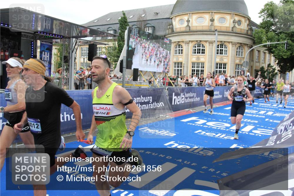 29.06.2025 - hella hamburg halbmarathon Michael Strokosch http://msf.ph/oto/8261856 29.06.2025 10:51:45 Ziel 6286, 7224, 8819, 13327, 14012, 14458, 15496, 15727, 15831, 15899, 17682, 19020, 19053 meine-sportfotos.de