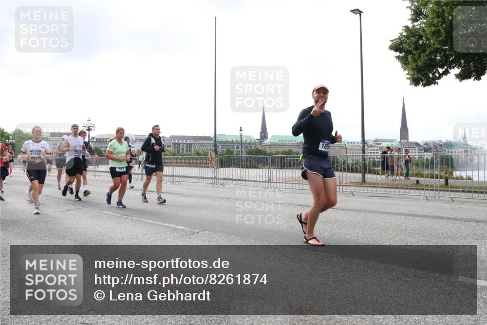 29.06.2025 - hella hamburg halbmarathon Lena Gebhardt http://msf.ph/oto/8261874 29.06.2025 10:46:01 Lombardsbrücke 1004, 1033, 1060, 1085, 1100, 1104, 1421, 1426, 1429, 1465, 1532, 1555, 1854, 1867, 1868, 1983, 2008, 2398, 2423, 2522, 2550, 2773, 2813, 2917, 2951, 2954, 2965, 2973, 3410, 4104, 4119, 4223, 4317, 4388, 4572, 5044, 5635, 5697, 5703, 5769, 5770, 5854, 5892, 6068, 6133, 6333, 6392, 6623, 7268, 7356, 7605, 7894, 7960, 7983, 8047, 8745, 9120, 9121, 9129, 9337, 9426, 9445, 10327, 10329, 10367, 10511, 11358, 11361, 11876, 11910, 12298, 12507 meine-sportfotos.de