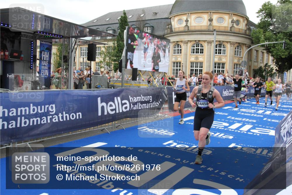 29.06.2025 - hella hamburg halbmarathon Michael Strokosch http://msf.ph/oto/8261976 29.06.2025 10:51:46 Ziel 2396, 6286, 7224, 8710, 8819, 12224, 14012, 14458, 15496, 15727, 15831, 15899, 17682, 19020, 19053 meine-sportfotos.de