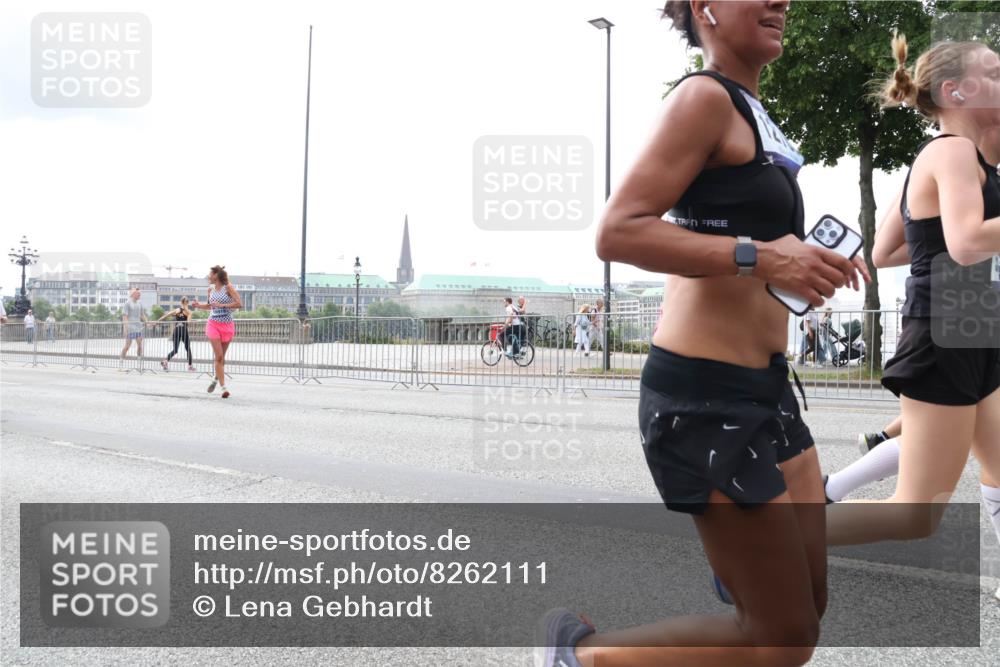 29.06.2025 - hella hamburg halbmarathon Lena Gebhardt http://msf.ph/oto/8262111 29.06.2025 10:34:30 Lombardsbrücke 1025, 1672, 2023, 2265, 2412, 2464, 2496, 2510, 2511, 2526, 2801, 2933, 3130, 3145, 3420, 3829, 3848, 4540, 4824, 4826, 5453, 5609, 6034, 6105, 6171, 6329, 6571, 6574, 6843, 7020, 7324, 7329, 7386, 7644, 7733, 8277, 8349, 8705, 8965, 9122, 9164, 9379, 9448, 9514, 10335, 10360, 10564, 10674, 11122, 11245, 11872, 12164, 12382, 13957, 15477, 16238, 16311, 16390, 16682, 16919, 17230, 18158, 18941 meine-sportfotos.de