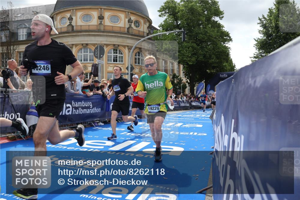 29.06.2025 - hella hamburg halbmarathon Strokosch-Dieckow http://msf.ph/oto/8262118 29.06.2025 10:43:35 Ziel 3116, 4080, 4318, 5124, 5436, 6903, 7635, 9114, 9931, 10246, 11648, 12623, 13421, 13996, 14201, 14210, 14484, 14690, 15328, 15932, 16338, 17912, 18449, 18513, 18775, 18810, 19229 meine-sportfotos.de