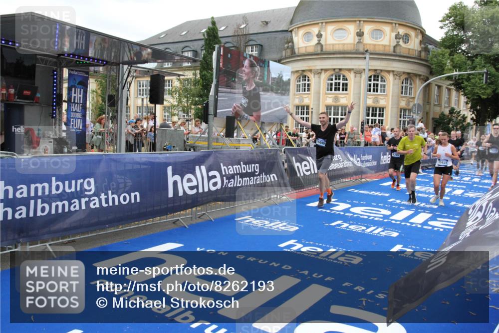 29.06.2025 - hella hamburg halbmarathon Michael Strokosch http://msf.ph/oto/8262193 29.06.2025 10:51:47 Ziel 2396, 6286, 7224, 8710, 8819, 12224, 14012, 14458, 15496, 15727, 15831, 15899, 16907, 17682, 19020, 19053 meine-sportfotos.de
