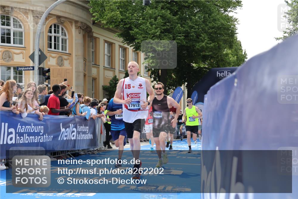 29.06.2025 - hella hamburg halbmarathon Strokosch-Dieckow http://msf.ph/oto/8262202 29.06.2025 10:43:38 Ziel 1976, 3116, 4080, 4318, 6903, 6991, 9114, 9159, 11153, 11848, 12623, 13421, 13996, 14201, 14210, 14484, 14690, 15328, 15932, 16105, 17912, 18449, 18775, 19090, 19229 meine-sportfotos.de