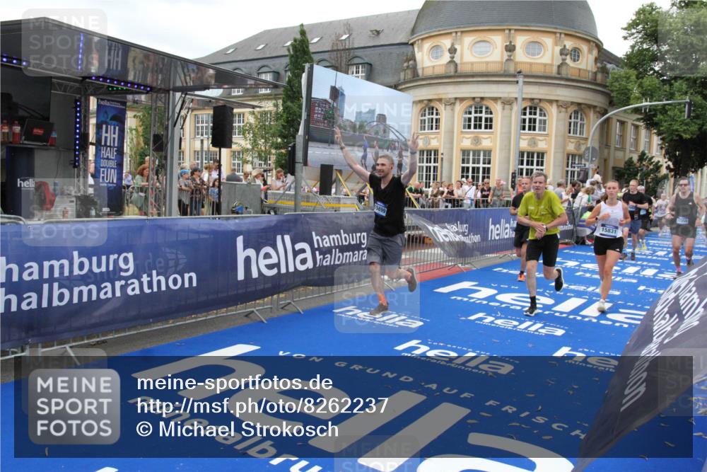 29.06.2025 - hella hamburg halbmarathon Michael Strokosch http://msf.ph/oto/8262237 29.06.2025 10:51:48 Ziel 2396, 6286, 7224, 8710, 8819, 12224, 14458, 15427, 15496, 15727, 15831, 15899, 16907, 17682, 19053 meine-sportfotos.de