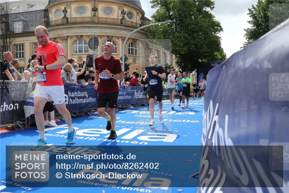 29.06.2025 - hella hamburg halbmarathon Strokosch-Dieckow http://msf.ph/oto/8262402 29.06.2025 10:43:42 Ziel 1976, 3116, 3437, 4318, 5692, 6903, 6991, 7185, 9114, 9159, 9374, 11153, 11778, 11848, 13421, 13897, 13996, 14201, 14210, 14690, 15328, 15512, 15932, 16062, 16105, 17912, 18449, 18650, 19090 meine-sportfotos.de