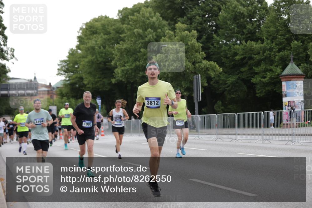 29.06.2025 - hella hamburg halbmarathon Jannik Wohlers http://msf.ph/oto/8262550 29.06.2025 10:32:59 Lombardsbrücke 1764, 1995, 2038, 2054, 2085, 2838, 3341, 3812, 4164, 4445, 6773, 7705, 8595, 8891, 9258, 9289, 9591, 9592, 9750, 9780, 11713, 11826, 13339, 15072, 15091, 15367, 15815, 15964, 16246, 16270, 16391, 17135 meine-sportfotos.de