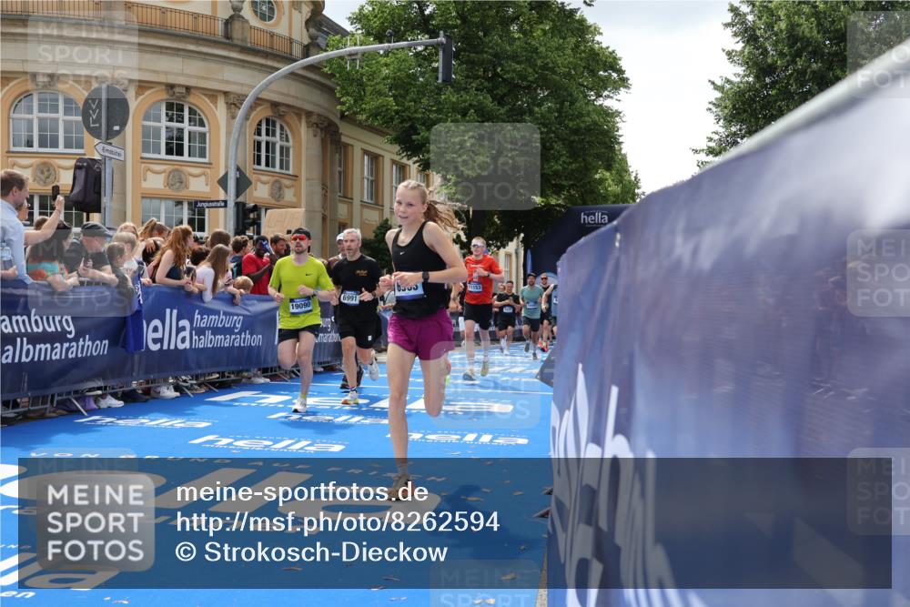29.06.2025 - hella hamburg halbmarathon Strokosch-Dieckow http://msf.ph/oto/8262594 29.06.2025 10:43:45 Ziel 1976, 3437, 3697, 3907, 4318, 5624, 5692, 6903, 6991, 7185, 9043, 9114, 9159, 9374, 10493, 11153, 11778, 11809, 11848, 12966, 13421, 13897, 14201, 14210, 14861, 15328, 15512, 15932, 16062, 16105, 18449, 18650, 18678, 19090 meine-sportfotos.de