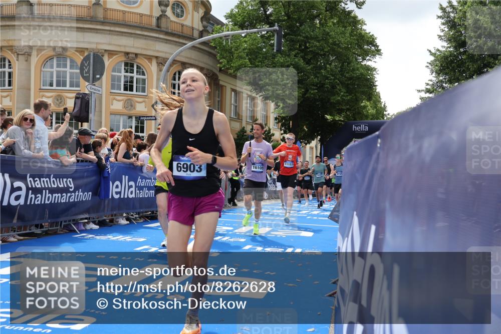 29.06.2025 - hella hamburg halbmarathon Strokosch-Dieckow http://msf.ph/oto/8262628 29.06.2025 10:43:46 Ziel 1976, 3437, 3697, 3907, 4318, 5624, 5692, 6903, 6991, 7185, 8145, 9043, 9114, 9159, 9374, 10493, 11153, 11778, 11809, 11848, 12966, 13421, 13897, 14201, 14210, 14861, 15328, 15512, 15932, 16062, 16105, 17376, 18650, 18678, 19090 meine-sportfotos.de