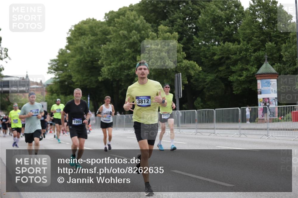 29.06.2025 - hella hamburg halbmarathon Jannik Wohlers http://msf.ph/oto/8262635 29.06.2025 10:32:59 Lombardsbrücke 1764, 1995, 2038, 2054, 2085, 2838, 3341, 3812, 4164, 4445, 6773, 7705, 8595, 8891, 9258, 9289, 9591, 9592, 9750, 9780, 11713, 11826, 13339, 15072, 15091, 15367, 15815, 15964, 16246, 16270, 16391, 17135 meine-sportfotos.de
