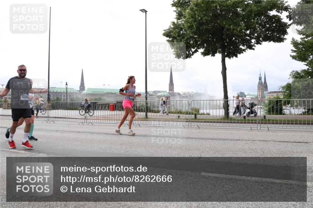 29.06.2025 - hella hamburg halbmarathon Lena Gebhardt http://msf.ph/oto/8262666 29.06.2025 10:34:32 Lombardsbrücke 1025, 1672, 2023, 2265, 2355, 2412, 2464, 2496, 2510, 2511, 2801, 2933, 3130, 3145, 3420, 3829, 3848, 4540, 4824, 4826, 5453, 5609, 6034, 6105, 6171, 6329, 6571, 6574, 6843, 7020, 7324, 7329, 7386, 7644, 7733, 8277, 8349, 8369, 8705, 8793, 8965, 9122, 9164, 9379, 9448, 9514, 10335, 10360, 10564, 10674, 11122, 11245, 11646, 11872, 12164, 12236, 12382, 13957, 15477, 16238, 16311, 16390, 16682, 16919, 17230, 18158, 18941 meine-sportfotos.de
