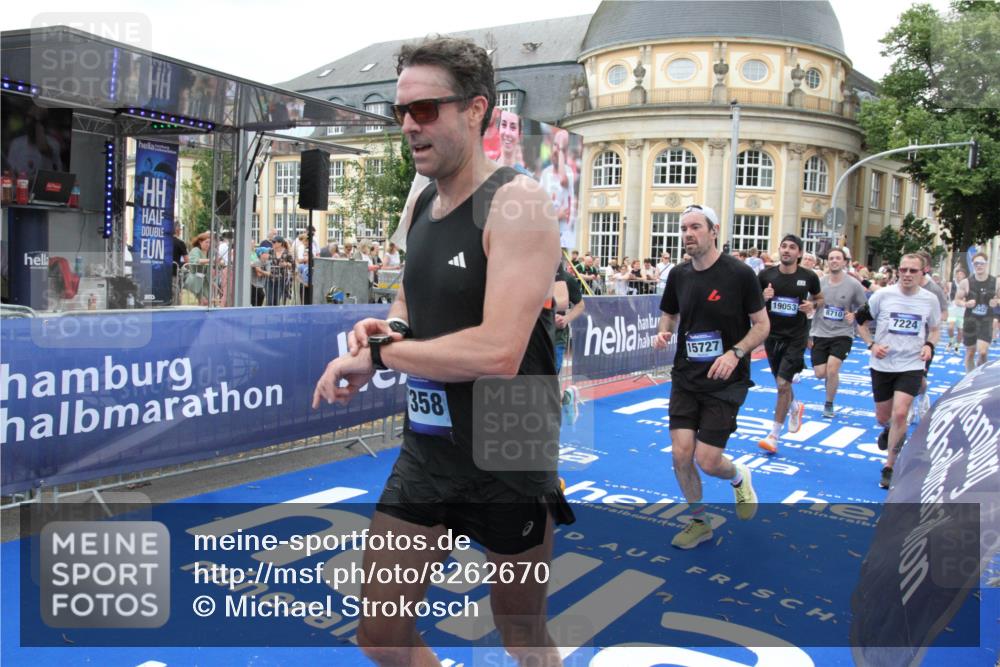 29.06.2025 - hella hamburg halbmarathon Michael Strokosch http://msf.ph/oto/8262670 29.06.2025 10:51:51 Ziel 2396, 6286, 7224, 8710, 8819, 9793, 9959, 12224, 15427, 15727, 15831, 15899, 16907, 17682, 17815, 19053, 19137 meine-sportfotos.de