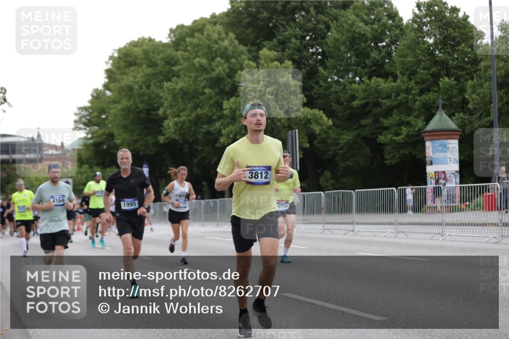 29.06.2025 - hella hamburg halbmarathon Jannik Wohlers http://msf.ph/oto/8262707 29.06.2025 10:32:59 Lombardsbrücke 1764, 1995, 2038, 2054, 2085, 2838, 3341, 3812, 4164, 4445, 6773, 7705, 8595, 8891, 9258, 9289, 9591, 9592, 9750, 9780, 11713, 11826, 13339, 15072, 15091, 15367, 15815, 15964, 16246, 16270, 16391, 17135 meine-sportfotos.de