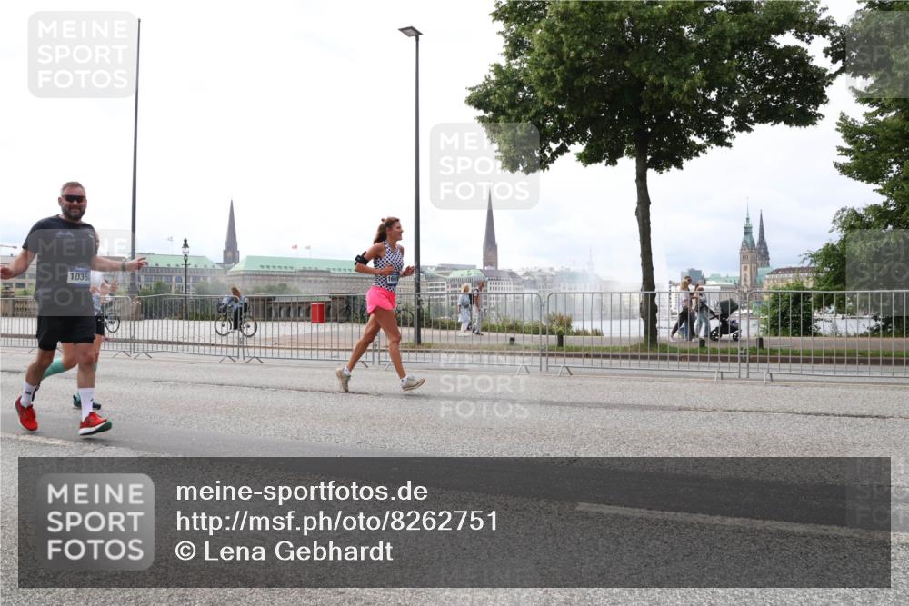 29.06.2025 - hella hamburg halbmarathon Lena Gebhardt http://msf.ph/oto/8262751 29.06.2025 10:34:32 Lombardsbrücke 1025, 1672, 2023, 2265, 2355, 2412, 2464, 2496, 2510, 2511, 2801, 2933, 3130, 3145, 3420, 3829, 3848, 4540, 4824, 4826, 5453, 5609, 6034, 6105, 6171, 6329, 6571, 6574, 6843, 7020, 7324, 7329, 7386, 7644, 7733, 8277, 8349, 8369, 8705, 8793, 8965, 9122, 9164, 9379, 9448, 9514, 10335, 10360, 10564, 10674, 11122, 11245, 11646, 11872, 12164, 12236, 12382, 13957, 15477, 16238, 16311, 16390, 16682, 16919, 17230, 18158, 18941 meine-sportfotos.de