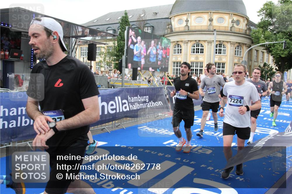 29.06.2025 - hella hamburg halbmarathon Michael Strokosch http://msf.ph/oto/8262778 29.06.2025 10:51:52 Ziel 2396, 2818, 2823, 2880, 4297, 6286, 7224, 8710, 8819, 8856, 9793, 9959, 12224, 15427, 15727, 15831, 16907, 17682, 17815, 17962, 19053, 19137 meine-sportfotos.de
