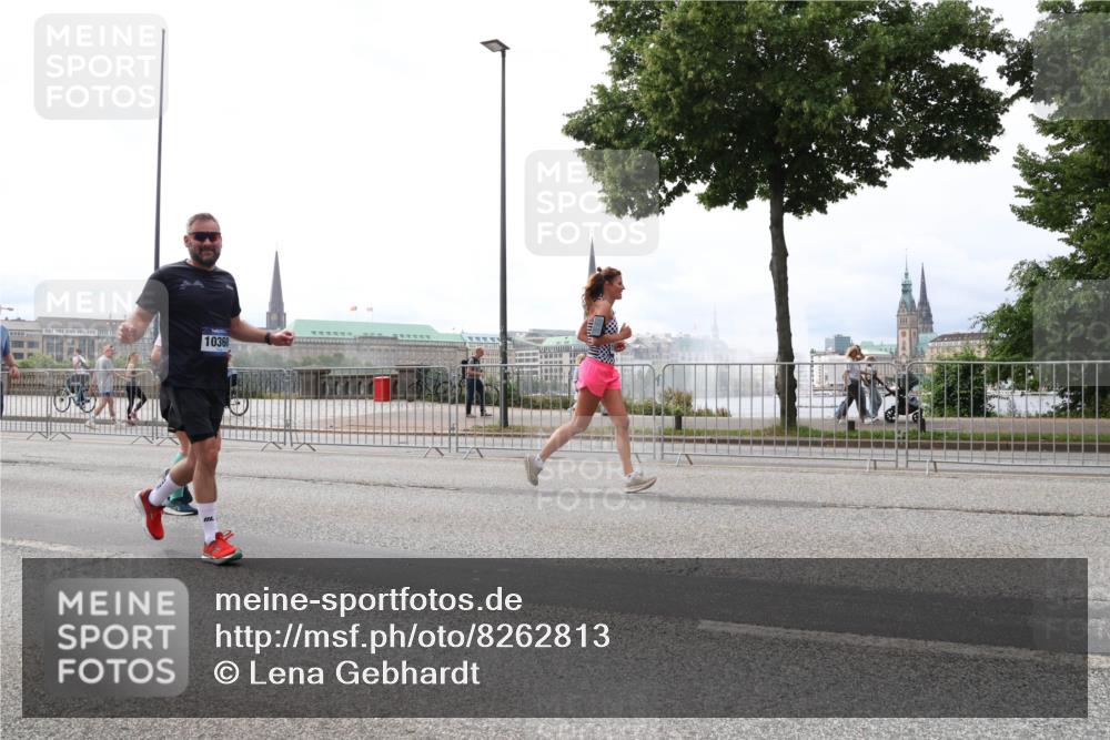 29.06.2025 - hella hamburg halbmarathon Lena Gebhardt http://msf.ph/oto/8262813 29.06.2025 10:34:33 Lombardsbrücke 1025, 1672, 2023, 2265, 2355, 2412, 2464, 2496, 2510, 2511, 2801, 2933, 3130, 3145, 3420, 3829, 3848, 4540, 4824, 4826, 5453, 5609, 6034, 6105, 6171, 6310, 6329, 6335, 6571, 6574, 6843, 7020, 7324, 7329, 7386, 7644, 7733, 8349, 8369, 8705, 8793, 8965, 9122, 9164, 9379, 9448, 9514, 10335, 10360, 10564, 10674, 11122, 11245, 11646, 11872, 12164, 12236, 12382, 13957, 15477, 16238, 16311, 16390, 16682, 16919, 17230, 18158, 18941 meine-sportfotos.de