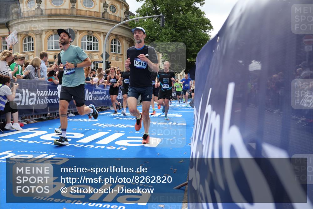29.06.2025 - hella hamburg halbmarathon Strokosch-Dieckow http://msf.ph/oto/8262820 29.06.2025 10:43:49 Ziel 1976, 3437, 3697, 3907, 5624, 5692, 6991, 7185, 8063, 8145, 9043, 9159, 9374, 10493, 11153, 11778, 11809, 11848, 12438, 12966, 13897, 14861, 15512, 16062, 16105, 16549, 17376, 17403, 18650, 18678, 19090 meine-sportfotos.de