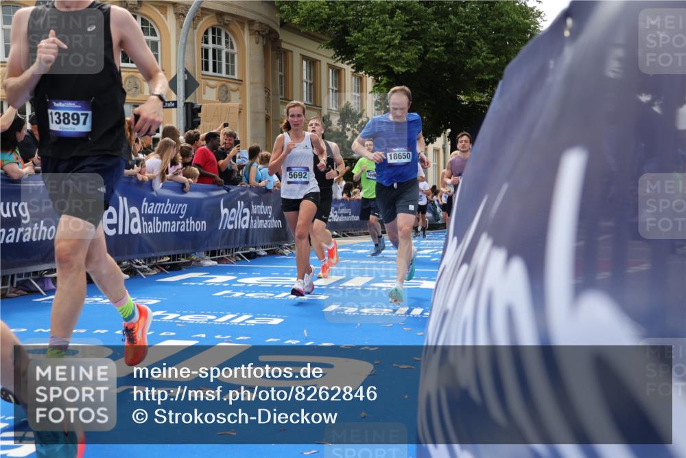 29.06.2025 - hella hamburg halbmarathon Strokosch-Dieckow http://msf.ph/oto/8262846 29.06.2025 10:43:51 Ziel 1976, 3437, 3697, 3907, 4981, 5624, 5692, 7185, 8063, 8145, 8900, 9043, 9159, 9374, 10493, 10596, 11153, 11778, 11809, 11848, 12438, 12966, 13897, 14861, 15383, 15512, 16062, 16105, 16549, 17376, 17403, 18650, 18678 meine-sportfotos.de