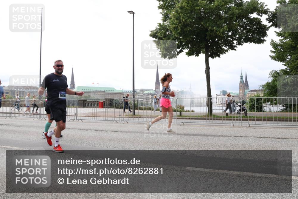 29.06.2025 - hella hamburg halbmarathon Lena Gebhardt http://msf.ph/oto/8262881 29.06.2025 10:34:33 Lombardsbrücke 1025, 1672, 2023, 2265, 2355, 2412, 2464, 2496, 2510, 2511, 2801, 2933, 3130, 3145, 3420, 3829, 3848, 4540, 4824, 4826, 5453, 5609, 6034, 6105, 6171, 6310, 6329, 6335, 6571, 6574, 6843, 7020, 7324, 7329, 7386, 7644, 7733, 8349, 8369, 8705, 8793, 8965, 9122, 9164, 9379, 9448, 9514, 10335, 10360, 10564, 10674, 11122, 11245, 11646, 11872, 12164, 12236, 12382, 13957, 15477, 16238, 16311, 16390, 16682, 16919, 17230, 18158, 18941 meine-sportfotos.de