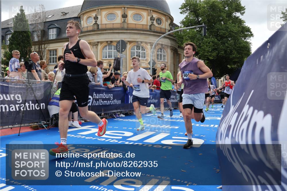 29.06.2025 - hella hamburg halbmarathon Strokosch-Dieckow http://msf.ph/oto/8262935 29.06.2025 10:43:53 Ziel 3437, 3697, 3907, 4981, 5624, 5692, 7185, 8063, 8145, 8900, 9043, 9374, 10493, 10596, 11778, 11809, 12438, 12966, 13897, 14861, 15383, 15512, 16062, 16549, 17376, 17403, 17516, 18650, 18678 meine-sportfotos.de