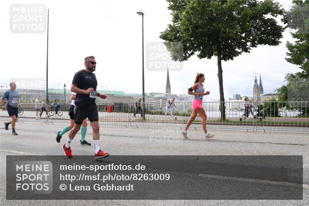 29.06.2025 - hella hamburg halbmarathon Lena Gebhardt http://msf.ph/oto/8263009 29.06.2025 10:34:33 Lombardsbrücke 1025, 1672, 2023, 2265, 2355, 2412, 2464, 2496, 2510, 2511, 2801, 2933, 3130, 3145, 3420, 3829, 3848, 4540, 4824, 4826, 5453, 5609, 6034, 6105, 6171, 6310, 6329, 6335, 6571, 6574, 6843, 7020, 7324, 7329, 7386, 7644, 7733, 8349, 8369, 8705, 8793, 8965, 9122, 9164, 9379, 9448, 9514, 10335, 10360, 10564, 10674, 11122, 11245, 11646, 11872, 12164, 12236, 12382, 13957, 15477, 16238, 16311, 16390, 16682, 16919, 17230, 18158, 18941 meine-sportfotos.de