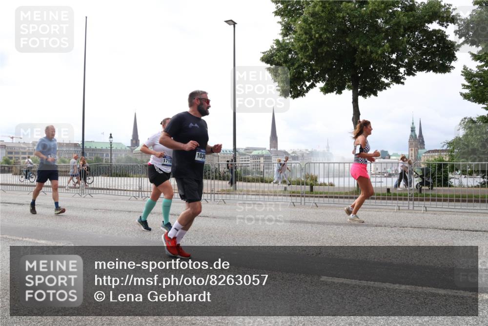 29.06.2025 - hella hamburg halbmarathon Lena Gebhardt http://msf.ph/oto/8263057 29.06.2025 10:34:33 Lombardsbrücke 1025, 1672, 2023, 2265, 2355, 2412, 2464, 2496, 2510, 2511, 2801, 2933, 3130, 3145, 3420, 3829, 3848, 4540, 4824, 4826, 5453, 5609, 6034, 6105, 6171, 6310, 6329, 6335, 6571, 6574, 6843, 7020, 7324, 7329, 7386, 7644, 7733, 8349, 8369, 8705, 8793, 8965, 9122, 9164, 9379, 9448, 9514, 10335, 10360, 10564, 10674, 11122, 11245, 11646, 11872, 12164, 12236, 12382, 13957, 15477, 16238, 16311, 16390, 16682, 16919, 17230, 18158, 18941 meine-sportfotos.de