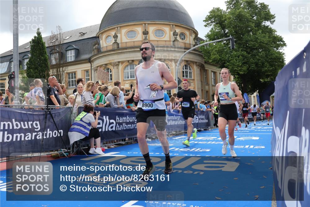 29.06.2025 - hella hamburg halbmarathon Strokosch-Dieckow http://msf.ph/oto/8263161 29.06.2025 10:44:00 Ziel 1391, 1558, 2816, 3021, 4981, 6705, 8063, 8145, 8900, 9081, 10596, 11346, 12438, 13123, 15383, 16506, 16549, 16697, 17376, 17403, 17516, 17977, 18004 meine-sportfotos.de
