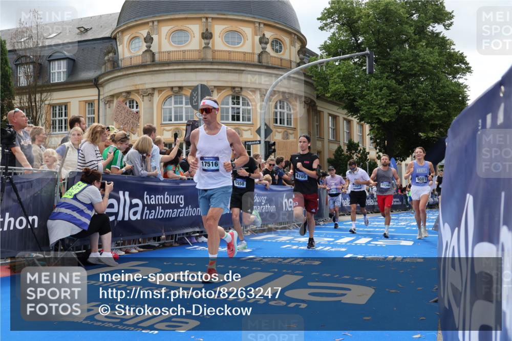 29.06.2025 - hella hamburg halbmarathon Strokosch-Dieckow http://msf.ph/oto/8263247 29.06.2025 10:44:03 Ziel 1391, 1558, 2816, 3021, 4981, 4999, 5231, 6705, 8063, 8900, 9081, 9633, 10193, 10596, 10930, 11346, 13123, 15383, 16506, 16648, 16697, 17516, 17748, 17977, 18004 meine-sportfotos.de