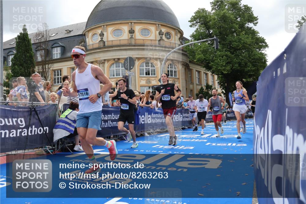 29.06.2025 - hella hamburg halbmarathon Strokosch-Dieckow http://msf.ph/oto/8263263 29.06.2025 10:44:03 Ziel 1391, 1558, 2816, 3021, 4981, 4999, 5231, 6705, 8063, 8900, 9081, 9633, 10193, 10596, 10930, 11346, 13123, 15383, 16506, 16648, 16697, 17516, 17748, 17977, 18004 meine-sportfotos.de