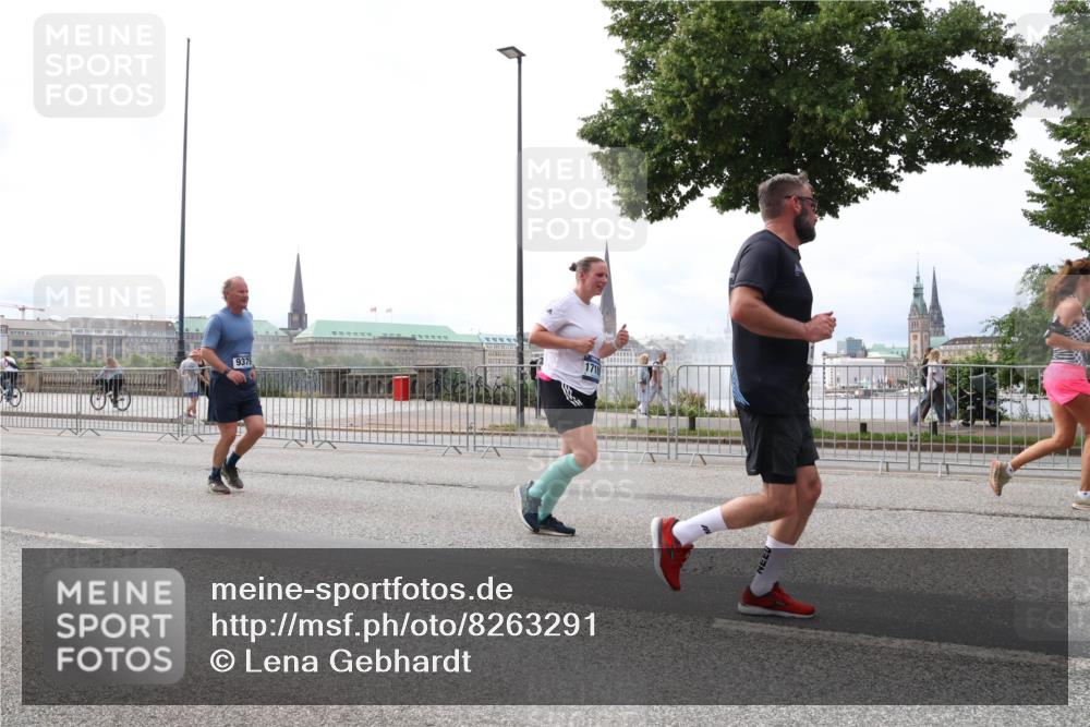 29.06.2025 - hella hamburg halbmarathon Lena Gebhardt http://msf.ph/oto/8263291 29.06.2025 10:34:34 Lombardsbrücke 1025, 1672, 2023, 2355, 2412, 2464, 2510, 2511, 2801, 2933, 3130, 3145, 3420, 3848, 4540, 4824, 4826, 5453, 5609, 6034, 6105, 6171, 6310, 6329, 6335, 6571, 6574, 6843, 7020, 7324, 7329, 7386, 7644, 7733, 8349, 8369, 8705, 8793, 8965, 9122, 9164, 9379, 9448, 9514, 10335, 10360, 10564, 10674, 11122, 11245, 11646, 11872, 12164, 12236, 12382, 13957, 15477, 16238, 16311, 16390, 16682, 16919, 17230, 18158, 18941 meine-sportfotos.de