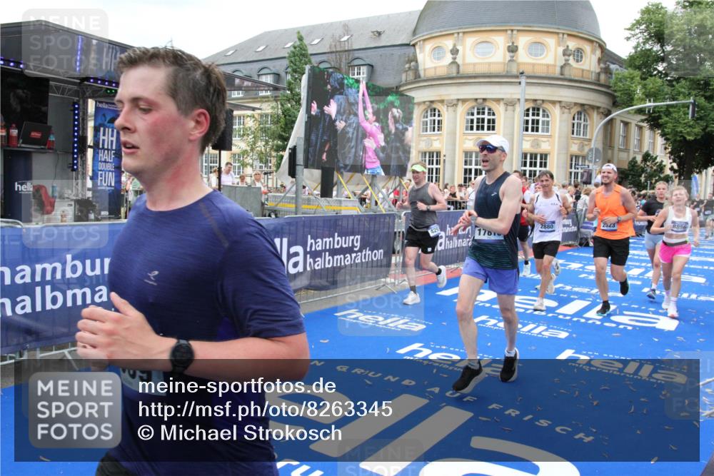29.06.2025 - hella hamburg halbmarathon Michael Strokosch http://msf.ph/oto/8263345 29.06.2025 10:51:57 Ziel 2818, 2823, 2880, 4297, 5102, 7724, 8856, 9793, 9959, 10057, 13799, 15427, 15690, 17815, 17962, 18869, 19137 meine-sportfotos.de