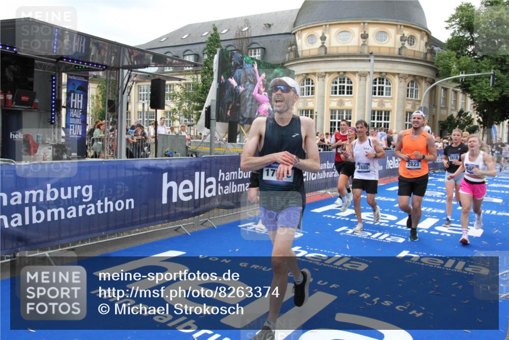 29.06.2025 - hella hamburg halbmarathon Michael Strokosch http://msf.ph/oto/8263374 29.06.2025 10:51:58 Ziel 2818, 2823, 2880, 4033, 4297, 5102, 6390, 7409, 7724, 8856, 9793, 9959, 10057, 13799, 15690, 17815, 17962, 18869, 19137 meine-sportfotos.de