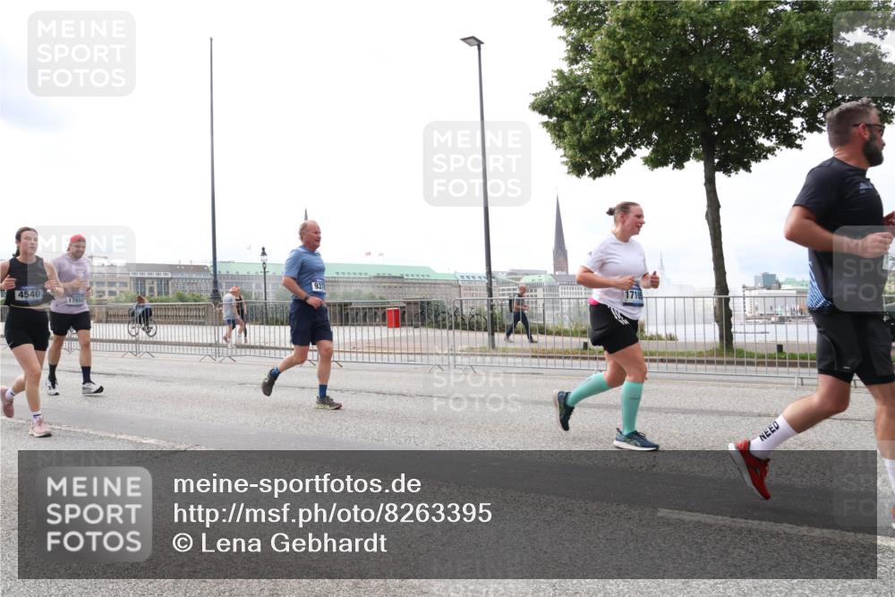 29.06.2025 - hella hamburg halbmarathon Lena Gebhardt http://msf.ph/oto/8263395 29.06.2025 10:34:34 Lombardsbrücke 1025, 1672, 2023, 2355, 2412, 2464, 2510, 2511, 2801, 2933, 3130, 3145, 3420, 3848, 4540, 4824, 4826, 5453, 5609, 6034, 6105, 6171, 6310, 6329, 6335, 6571, 6574, 6843, 7020, 7324, 7329, 7386, 7644, 7733, 8349, 8369, 8705, 8793, 8965, 9122, 9164, 9379, 9448, 9514, 10335, 10360, 10564, 10674, 11122, 11245, 11646, 11872, 12164, 12236, 12382, 13957, 15477, 16238, 16311, 16390, 16682, 16919, 17230, 18158, 18941 meine-sportfotos.de