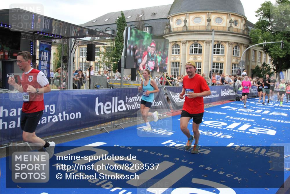 29.06.2025 - hella hamburg halbmarathon Michael Strokosch http://msf.ph/oto/8263537 29.06.2025 10:52:00 Ziel 2818, 2823, 2880, 4033, 4297, 5102, 5336, 6390, 7130, 7409, 7724, 8413, 8856, 8977, 10057, 13799, 15356, 15690, 17815, 17962, 17978, 18869 meine-sportfotos.de