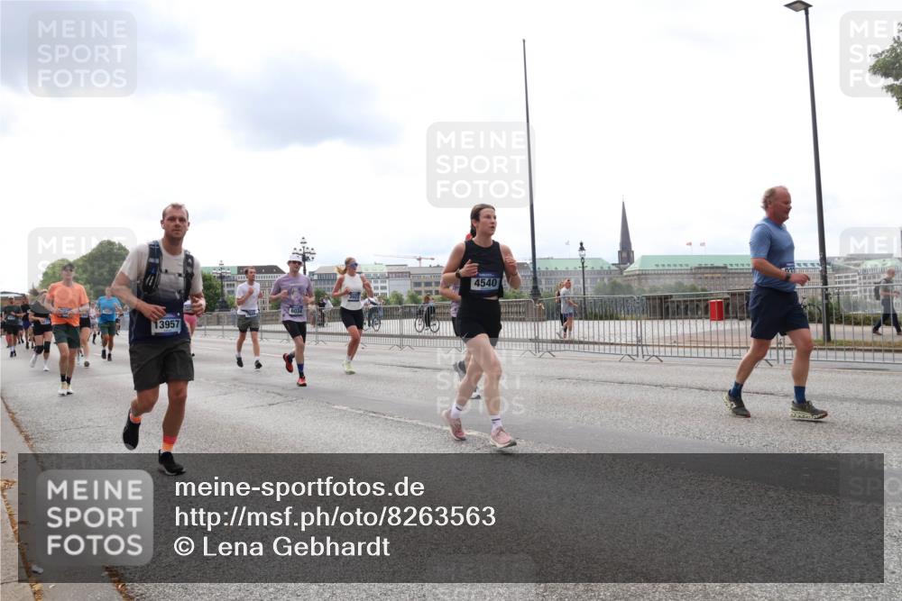29.06.2025 - hella hamburg halbmarathon Lena Gebhardt http://msf.ph/oto/8263563 29.06.2025 10:34:35 Lombardsbrücke 1025, 1672, 2023, 2355, 2412, 2464, 2510, 2511, 2801, 3130, 3145, 3420, 4540, 4824, 4826, 5453, 5609, 6034, 6105, 6171, 6310, 6329, 6335, 6571, 6574, 6843, 7020, 7324, 7329, 7386, 7644, 7733, 8349, 8369, 8705, 8793, 8965, 9122, 9164, 9379, 9448, 9514, 10335, 10360, 10564, 10674, 11122, 11245, 11646, 11872, 12164, 12236, 12382, 12764, 13957, 15477, 16238, 16311, 16390, 16682, 16919, 17230, 18158, 18941 meine-sportfotos.de