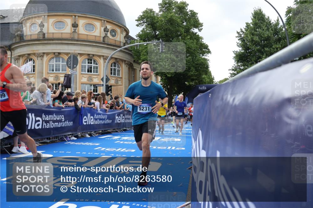 29.06.2025 - hella hamburg halbmarathon Strokosch-Dieckow http://msf.ph/oto/8263580 29.06.2025 10:44:13 Ziel 1220, 1413, 1415, 3021, 4999, 5231, 5275, 5884, 7005, 8722, 9444, 9633, 10193, 10930, 12159, 12528, 14686, 14687, 15225, 15280, 16301, 16316, 16547, 16648, 16893, 17748, 18691 meine-sportfotos.de