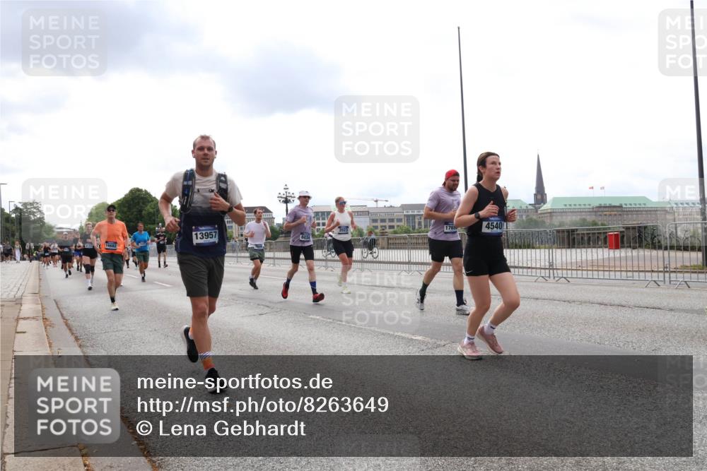 29.06.2025 - hella hamburg halbmarathon Lena Gebhardt http://msf.ph/oto/8263649 29.06.2025 10:34:35 Lombardsbrücke 1025, 1672, 2023, 2355, 2412, 2464, 2510, 2511, 2801, 3130, 3145, 3420, 4540, 4824, 4826, 5453, 5609, 6034, 6105, 6171, 6310, 6329, 6335, 6571, 6574, 6843, 7020, 7324, 7329, 7386, 7644, 7733, 8349, 8369, 8705, 8793, 8965, 9122, 9164, 9379, 9448, 9514, 10335, 10360, 10564, 10674, 11122, 11245, 11646, 11872, 12164, 12236, 12382, 12764, 13957, 15477, 16238, 16311, 16390, 16682, 16919, 17230, 18158, 18941 meine-sportfotos.de
