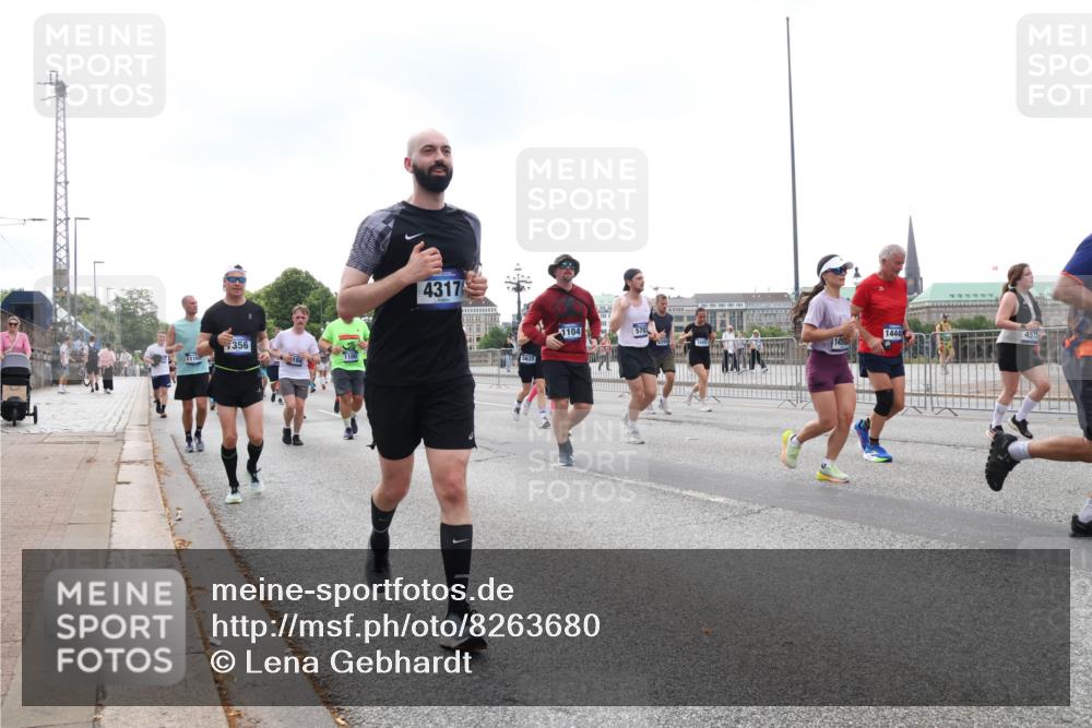29.06.2025 - hella hamburg halbmarathon Lena Gebhardt http://msf.ph/oto/8263680 29.06.2025 10:46:06 Lombardsbrücke 1004, 1033, 1100, 1104, 1421, 1426, 1429, 1465, 1532, 1555, 1854, 1867, 1868, 1983, 2398, 2423, 2500, 2522, 2550, 2773, 2813, 2917, 2951, 2954, 2965, 3410, 4104, 4119, 4223, 4317, 4388, 4572, 5044, 5635, 5697, 5703, 5769, 5770, 5854, 5892, 6068, 6133, 6333, 6392, 6623, 7268, 7356, 7364, 7368, 7374, 7605, 7894, 7960, 7983, 8047, 8700, 9120, 9121, 9129, 9337, 9426, 9445, 10153, 10327, 10329, 10367, 10511, 11358, 11361, 11876, 11910, 12298, 12333, 12507, 12522 meine-sportfotos.de