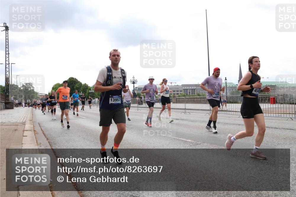 29.06.2025 - hella hamburg halbmarathon Lena Gebhardt http://msf.ph/oto/8263697 29.06.2025 10:34:35 Lombardsbrücke 1025, 1672, 2023, 2355, 2412, 2464, 2510, 2511, 2801, 3130, 3145, 3420, 4540, 4824, 4826, 5453, 5609, 6034, 6105, 6171, 6310, 6329, 6335, 6571, 6574, 6843, 7020, 7324, 7329, 7386, 7644, 7733, 8349, 8369, 8705, 8793, 8965, 9122, 9164, 9379, 9448, 9514, 10335, 10360, 10564, 10674, 11122, 11245, 11646, 11872, 12164, 12236, 12382, 12764, 13957, 15477, 16238, 16311, 16390, 16682, 16919, 17230, 18158, 18941 meine-sportfotos.de
