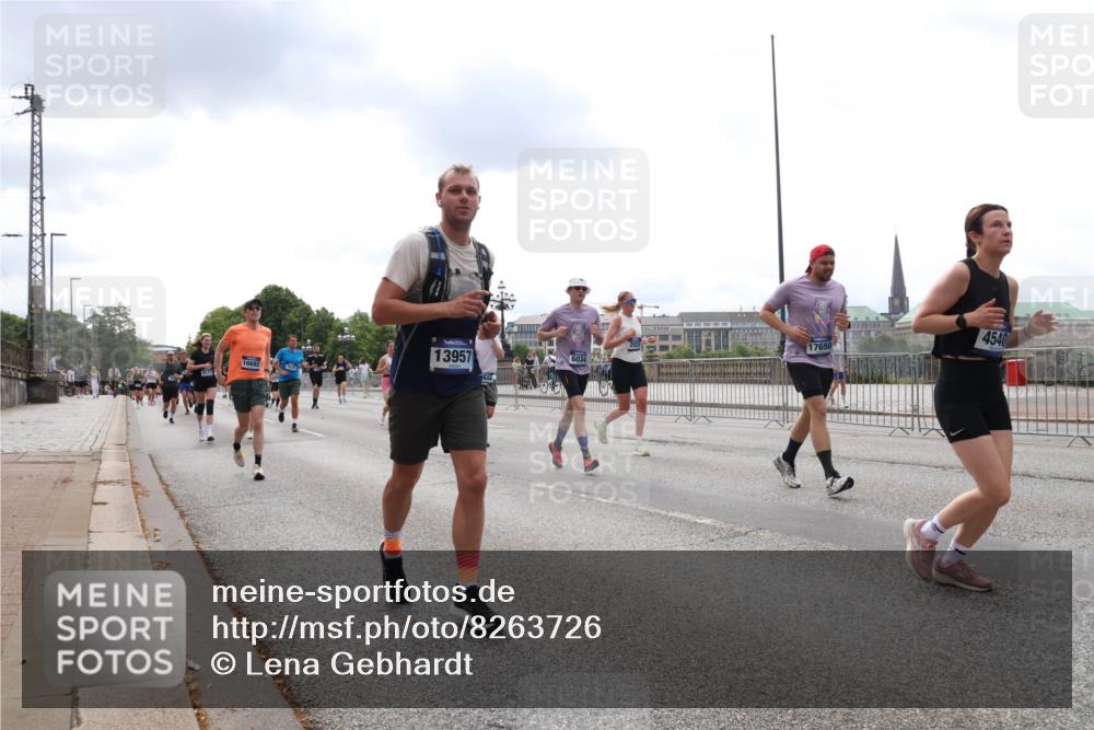 29.06.2025 - hella hamburg halbmarathon Lena Gebhardt http://msf.ph/oto/8263726 29.06.2025 10:34:35 Lombardsbrücke 1025, 1672, 2023, 2355, 2412, 2464, 2510, 2511, 2801, 3130, 3145, 3420, 4540, 4824, 4826, 5453, 5609, 6034, 6105, 6171, 6310, 6329, 6335, 6571, 6574, 6843, 7020, 7324, 7329, 7386, 7644, 7733, 8349, 8369, 8705, 8793, 8965, 9122, 9164, 9379, 9448, 9514, 10335, 10360, 10564, 10674, 11122, 11245, 11646, 11872, 12164, 12236, 12382, 12764, 13957, 15477, 16238, 16311, 16390, 16682, 16919, 17230, 18158, 18941 meine-sportfotos.de