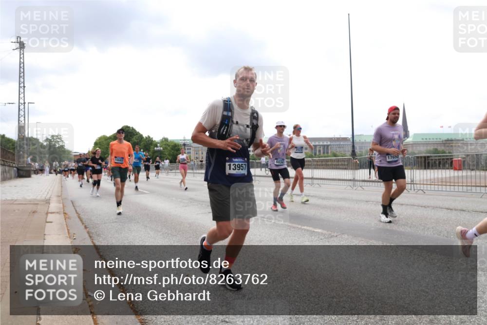 29.06.2025 - hella hamburg halbmarathon Lena Gebhardt http://msf.ph/oto/8263762 29.06.2025 10:34:36 Lombardsbrücke 1025, 1672, 2023, 2355, 2412, 2464, 2510, 2511, 2801, 3130, 3145, 3420, 4540, 4824, 4826, 5453, 5609, 6034, 6105, 6171, 6310, 6329, 6335, 6571, 6574, 6843, 7020, 7324, 7329, 7386, 7644, 7733, 8349, 8369, 8705, 8793, 8965, 9122, 9164, 9379, 9448, 9514, 10335, 10360, 10564, 10674, 11122, 11245, 11646, 11872, 12019, 12164, 12236, 12382, 12764, 13957, 15477, 16238, 16311, 16390, 16682, 16919, 17230, 18158, 18941 meine-sportfotos.de