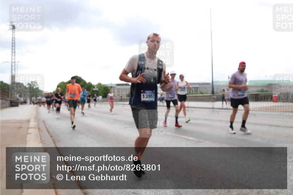29.06.2025 - hella hamburg halbmarathon Lena Gebhardt http://msf.ph/oto/8263801 29.06.2025 10:34:36 Lombardsbrücke 1025, 1672, 2023, 2355, 2412, 2464, 2510, 2511, 2801, 3130, 3145, 3420, 4540, 4824, 4826, 5453, 5609, 6034, 6105, 6171, 6310, 6329, 6335, 6571, 6574, 6843, 7020, 7324, 7329, 7386, 7644, 7733, 8349, 8369, 8705, 8793, 8965, 9122, 9164, 9379, 9448, 9514, 10335, 10360, 10564, 10674, 11122, 11245, 11646, 11872, 12019, 12164, 12236, 12382, 12764, 13957, 15477, 16238, 16311, 16390, 16682, 16919, 17230, 18158, 18941 meine-sportfotos.de
