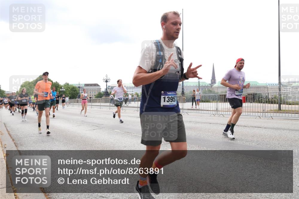 29.06.2025 - hella hamburg halbmarathon Lena Gebhardt http://msf.ph/oto/8263891 29.06.2025 10:34:36 Lombardsbrücke 1025, 1672, 2023, 2355, 2412, 2464, 2510, 2511, 2801, 3130, 3145, 3420, 4540, 4824, 4826, 5453, 5609, 6034, 6105, 6171, 6310, 6329, 6335, 6571, 6574, 6843, 7020, 7324, 7329, 7386, 7644, 7733, 8349, 8369, 8705, 8793, 8965, 9122, 9164, 9379, 9448, 9514, 10335, 10360, 10564, 10674, 11122, 11245, 11646, 11872, 12019, 12164, 12236, 12382, 12764, 13957, 15477, 16238, 16311, 16390, 16682, 16919, 17230, 18158, 18941 meine-sportfotos.de
