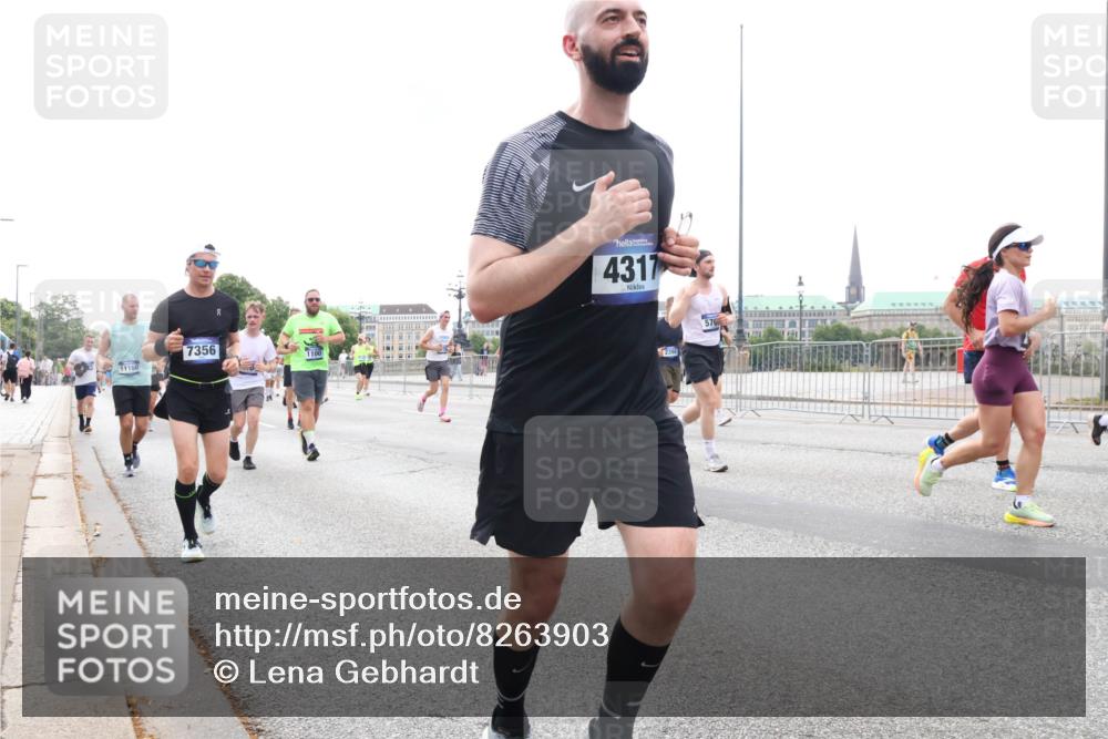 29.06.2025 - hella hamburg halbmarathon Lena Gebhardt http://msf.ph/oto/8263903 29.06.2025 10:46:07 Lombardsbrücke 1004, 1033, 1100, 1104, 1421, 1426, 1429, 1465, 1532, 1555, 1854, 1867, 1868, 1983, 2398, 2423, 2500, 2522, 2550, 2773, 2813, 2917, 2951, 2954, 2965, 3410, 4104, 4119, 4223, 4317, 4388, 4572, 5044, 5635, 5697, 5703, 5769, 5770, 5854, 5892, 6068, 6133, 6333, 6392, 6623, 7268, 7356, 7364, 7368, 7374, 7605, 7894, 7960, 7983, 8047, 8700, 9120, 9121, 9129, 9337, 9426, 9445, 10153, 10327, 10329, 10367, 10511, 11358, 11361, 11876, 11910, 12298, 12333, 12507, 12522 meine-sportfotos.de