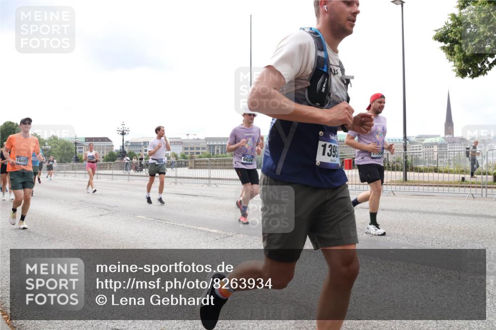 29.06.2025 - hella hamburg halbmarathon Lena Gebhardt http://msf.ph/oto/8263934 29.06.2025 10:34:36 Lombardsbrücke 1025, 1672, 2023, 2355, 2412, 2464, 2510, 2511, 2801, 3130, 3145, 3420, 4540, 4824, 4826, 5453, 5609, 6034, 6105, 6171, 6310, 6329, 6335, 6571, 6574, 6843, 7020, 7324, 7329, 7386, 7644, 7733, 8349, 8369, 8705, 8793, 8965, 9122, 9164, 9379, 9448, 9514, 10335, 10360, 10564, 10674, 11122, 11245, 11646, 11872, 12019, 12164, 12236, 12382, 12764, 13957, 15477, 16238, 16311, 16390, 16682, 16919, 17230, 18158, 18941 meine-sportfotos.de