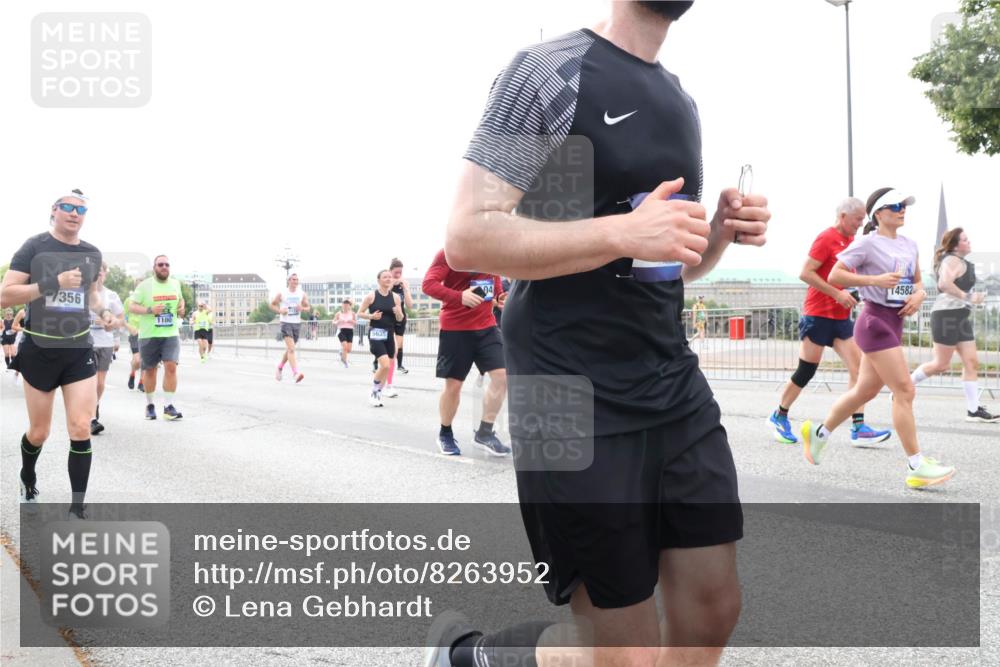 29.06.2025 - hella hamburg halbmarathon Lena Gebhardt http://msf.ph/oto/8263952 29.06.2025 10:46:07 Lombardsbrücke 1004, 1033, 1100, 1104, 1421, 1426, 1429, 1465, 1532, 1555, 1854, 1867, 1868, 1983, 2398, 2423, 2500, 2522, 2550, 2773, 2813, 2917, 2951, 2954, 2965, 3410, 4104, 4119, 4223, 4317, 4388, 4572, 5044, 5635, 5697, 5703, 5769, 5770, 5854, 5892, 6068, 6133, 6333, 6392, 6623, 7268, 7356, 7364, 7368, 7374, 7605, 7894, 7960, 7983, 8047, 8700, 9120, 9121, 9129, 9337, 9426, 9445, 10153, 10327, 10329, 10367, 10511, 11358, 11361, 11876, 11910, 12298, 12333, 12507, 12522 meine-sportfotos.de