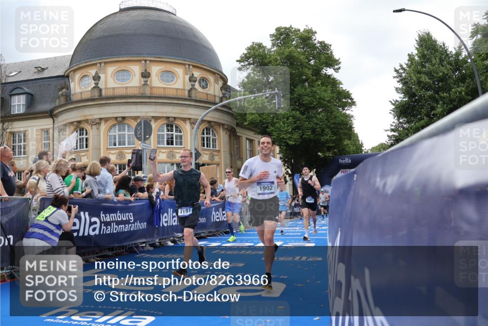 29.06.2025 - hella hamburg halbmarathon Strokosch-Dieckow http://msf.ph/oto/8263966 29.06.2025 10:44:24 Ziel 1057, 1220, 1902, 4310, 4691, 7191, 7322, 8928, 12327, 12528, 12554, 14464, 14667, 16547, 16803, 17097, 17729, 18765, 18806 meine-sportfotos.de