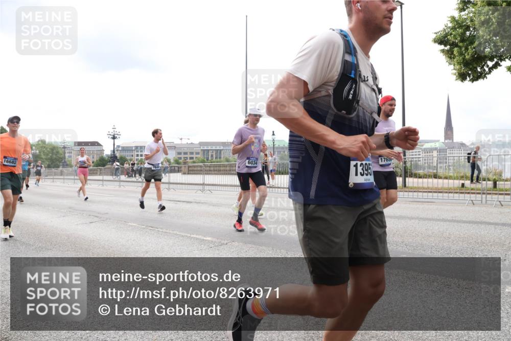 29.06.2025 - hella hamburg halbmarathon Lena Gebhardt http://msf.ph/oto/8263971 29.06.2025 10:34:36 Lombardsbrücke 1025, 1672, 2023, 2355, 2412, 2464, 2510, 2511, 2801, 3130, 3145, 3420, 4540, 4824, 4826, 5453, 5609, 6034, 6105, 6171, 6310, 6329, 6335, 6571, 6574, 6843, 7020, 7324, 7329, 7386, 7644, 7733, 8349, 8369, 8705, 8793, 8965, 9122, 9164, 9379, 9448, 9514, 10335, 10360, 10564, 10674, 11122, 11245, 11646, 11872, 12019, 12164, 12236, 12382, 12764, 13957, 15477, 16238, 16311, 16390, 16682, 16919, 17230, 18158, 18941 meine-sportfotos.de