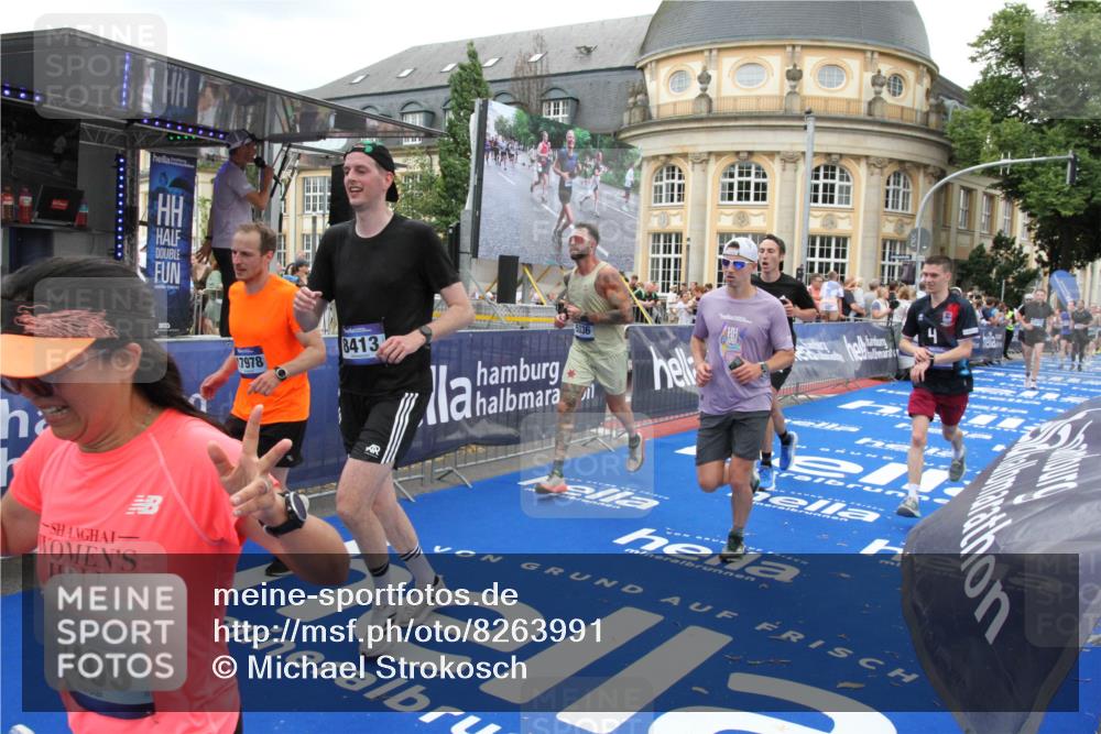 29.06.2025 - hella hamburg halbmarathon Michael Strokosch http://msf.ph/oto/8263991 29.06.2025 10:52:05 Ziel 4033, 5336, 6390, 7130, 7409, 7724, 7732, 8413, 8977, 10057, 15356, 15506, 15829, 16179, 16666, 17978, 18869 meine-sportfotos.de