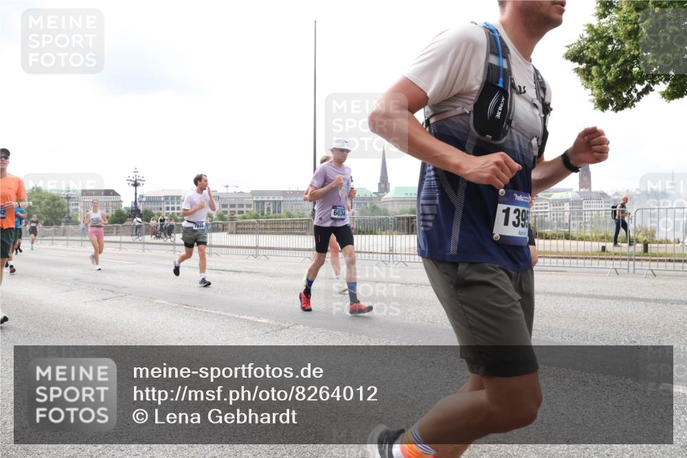 29.06.2025 - hella hamburg halbmarathon Lena Gebhardt http://msf.ph/oto/8264012 29.06.2025 10:34:36 Lombardsbrücke 1025, 1672, 2023, 2355, 2412, 2464, 2510, 2511, 2801, 3130, 3145, 3420, 4540, 4824, 4826, 5453, 5609, 6034, 6105, 6171, 6310, 6329, 6335, 6571, 6574, 6843, 7020, 7324, 7329, 7386, 7644, 7733, 8349, 8369, 8705, 8793, 8965, 9122, 9164, 9379, 9448, 9514, 10335, 10360, 10564, 10674, 11122, 11245, 11646, 11872, 12019, 12164, 12236, 12382, 12764, 13957, 15477, 16238, 16311, 16390, 16682, 16919, 17230, 18158, 18941 meine-sportfotos.de
